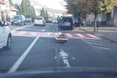 Sicriu „uitat” pe trecerea de pietoni — nu e prima oară: s-a întâmplat și în 2018!