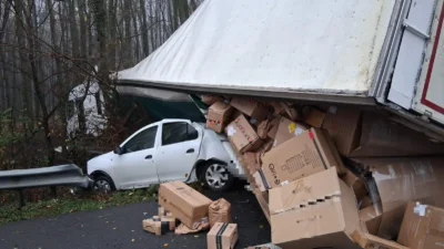 ACCIDENT ÎNFIORĂTOR de BLACK FRIDAY!  Camion plin cu colete s-a RĂSTURNAT peste o MAȘINĂ! Intervenție de URGENȚĂ la fața locului!