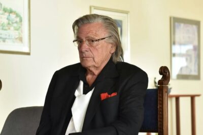 DEZVĂLUIRE ULUITOARE! De ce poartă Florin Piersic MEREU un ACCESORIU ROȘU – povestea incredibilă a unui om care „s-a luptat cu morile de vânt”!