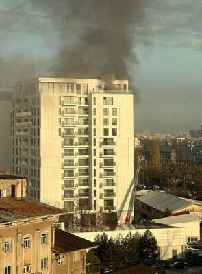 ALERTĂ în București! INCENDIU PUTERNIC într-un bloc cu 11 etaje din Sectorul 5! Fum gros peste tot, pompierii verifică FIECARE apartament!