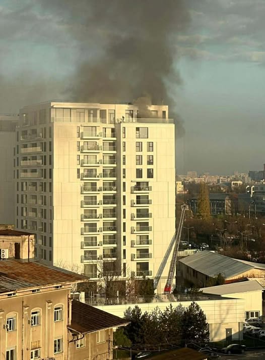 Incendiu puternic intr un bloc cu 11 etaje