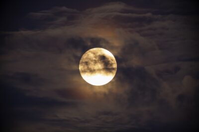Astrologul avertizează despre Superluna din 5 noiembrie: „poate stârni gelozie, obsesii și lupte pentru putere”. Ce zodii sunt vizate