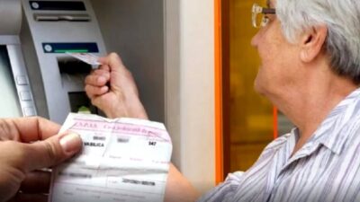 Regulă NOUĂ pentru pensionarii cu card! Ce trebuie să faci lunar ca să nu pierzi bani din pensie