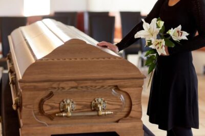 Cât te costă să mori în 2026. Prețurile uriașe pentru o groapă și capelă care îi revoltă pe români