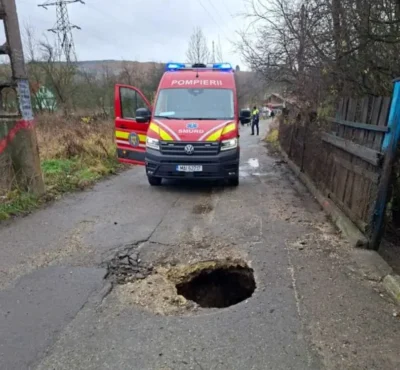 ȘOCANT!  Au ajuns la spital după ce au căzut într-o groapă imensă apărută în mijlocul străzii. La un pas de tragedie!