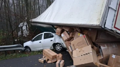 PRĂPĂD pe A1 PITEȘTI–BUCUREȘTI! TIR PLIN CU COLETE s-a RĂSTURNAT peste o MAȘINĂ. Sunt MAI MULTE VICTIME! SCENE ȘOCANTE la fața locului!