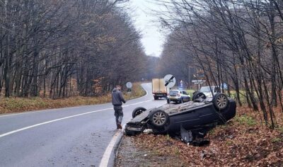 IMAGINI DE COȘMAR pe șosea! O tânără s-a RĂSTURNAT cu mașina, iar ce au găsit salvatorii la fața locului este de-a dreptul INCREDIBIL!