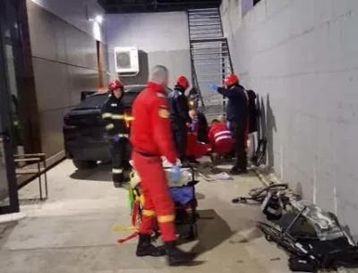 TRAGEDIE în parcarea unei clinici! Mașină SCĂPATĂ DE SUB CONTROL spulberă doi tineri în scaun cu rotile și o asistentă – un bărbat moare pe loc!