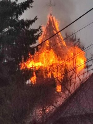 BREAKING NEWS! ARDE BISERICA din Luncani! Flăcările AU CUPRINS lăcașul de cult, iar pompierii INTERVIN chiar în ACESTE MOMENTE!