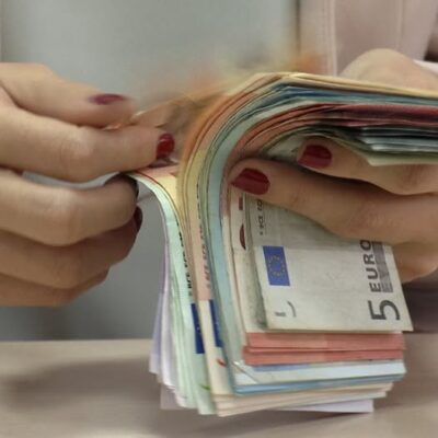 ȘOCANT! Contabila „de încredere” care fura banii profesorilor, prinsă cu schema halucinantă – AVEREA, dispărută fără urmă!
