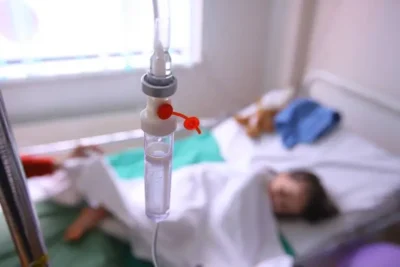 ȘOCANT! O fată a MURIT în brațele tatălui, la scurt timp după ce medicii au TRIMIS-O ACASĂ! Detalii CUTREMURĂTOARE au ieșit la iveală!