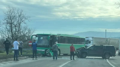 BREAKING! AUTOCARUL UNEI ECHIPE DE HANDBAL, SPULBERAT ÎN IMPACT VIOLENT CU O MAȘINĂ! MOBILIZARE URIAȘĂ DE FORȚE LA FAȚA LOCULUI