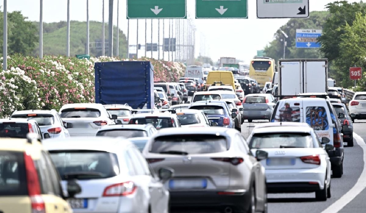 femeie aruncat masina in mers roma italia