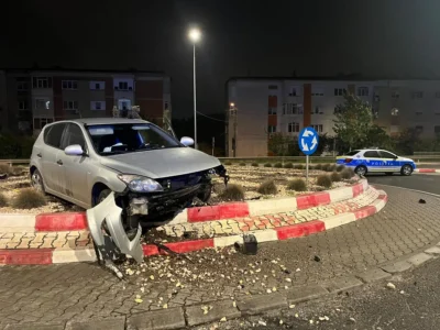 Un tânăr de 28 ani a zburat cu mașina în sensul giratoriu! A făcut prăpăd