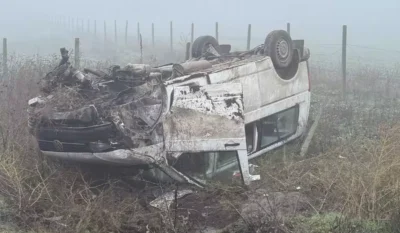 ACUM! Microbuz PLIN cu călători s-a RĂSTURNAT în trafic!  Cinci persoane, grav rănite – imagini de COȘMAR!