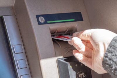 Se dau 400 de lei în plus la pensie. Cine sunt românii care primesc banii pe card în decembrie și cine nu ia nimic