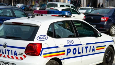 Gest de neimaginat pe șosea! Un tânăr SARE din mașina în mers, iar când polițiștii află ce se întâmpla în autoturism rămân ȘOCAȚI!