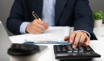 LOVITURĂ ȘOC de la 1 ianuarie! Noua TAXĂ îi obligă pe români să DĂRÂME TOT – „PREȚURILE vor EXPLODA!”