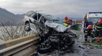 Mamă și copilași, la un pas de MOARTE după ce s-au izbit de un TIR! Manevra RISICANTĂ făcută de șoferiță