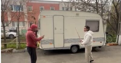 O adolescentă de 17 ani își terorizează vecinii cu cuțitul, iar poliția ridică din umeri. Coșmarul trăit de un bloc