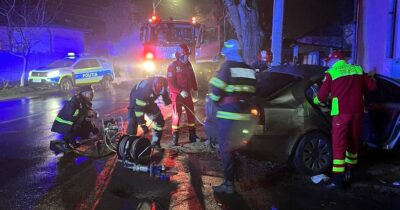 Tragedie în Olt! Un tânăr de 18 ani a murit pe loc, iar o fată e în comă după ce mașina lor s-a izbit de un stâlp
