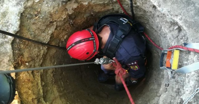Clipe de groază în prima zi de Crăciun! O femeie a căzut într-o fântână adâncă de 15 metri. Cine a salvat-o