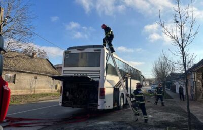 Momente de COȘMAR în trafic!  Un autobuz cu zeci de pasageri ia foc din senin – cum au reușit să scape toți te lasă fără cuvinte!