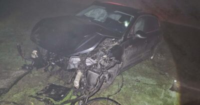A zburat cu mașina peste sensul giratoriu! Imagini de coșmar pe DN 69, ce a mai rămas din autoturism