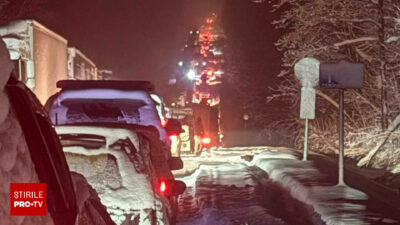Iadul alb s-a dezlănțuit! Coșmar de 100 km, oamenii îngheață în mașini fără mâncare la -30 de grade