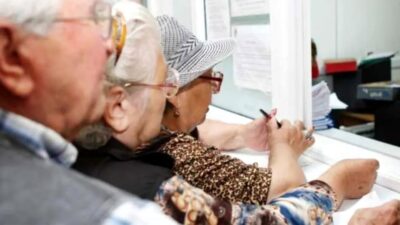 BONUS de sărbători pentru pensionari! Cine primește bani în plus și unde se acordă suplimentul!