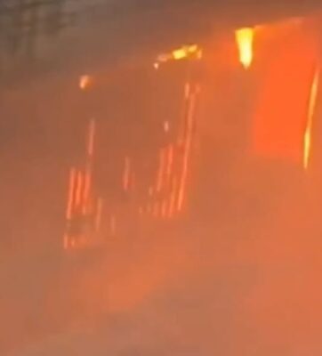 Bloc cu patru etaje cuprins de FLĂCĂRI! Tragedie CUMPLITĂ: 12 oameni nu au mai avut nicio șansă…