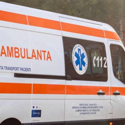 ACCIDENT GRAV în Capitală!  Un șofer a intrat cu mașina într-un copac și a LOVIT apoi DOUĂ AMBULANȚE venite să-l salveze – cum a fost posibil așa ceva?!