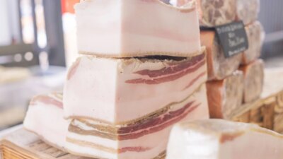 Nu mai ține untura de porc așa în frigider! Greșeala uriașă care o strică imediat