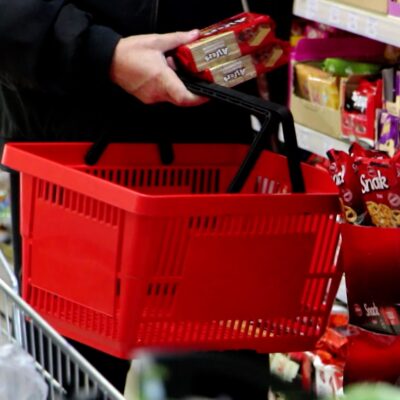 Furturi în serie la raft! Ce a putut „să dispară” dintr-un supermarket, zi de zi, timp de o lună, de la același client din Constanța!