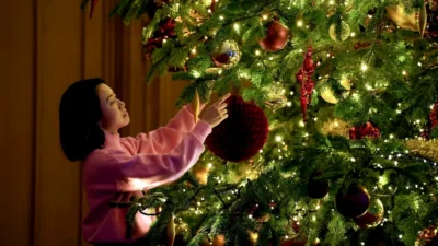 Pune ASTA în bradul de Crăciun și banii vin singuri! Obiectul secret care atrage noroc și prosperitate pe toate planurile!