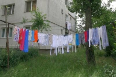 Greșeala pe care o fac toți românii care stau la bloc. Cine are dreptul exclusiv la uscătorul de pe scară