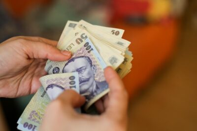 Lovitură pentru părinți! Se taie din banii de la stat. Ce sumă îți intră, de fapt, pe card pentru copil din 2025