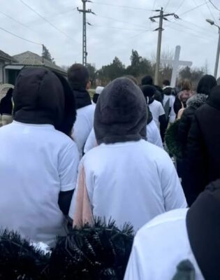 Durere fără margini la înmormântarea lui Eduard, băiatul de 12 ani din Ialomița. Familie și prieteni, îndurerați, i-au adus un ultim omagiu