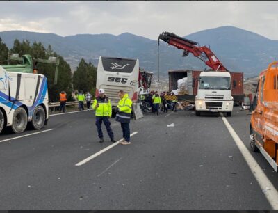 Tragedie imensă sâmbătă dimineață! Un autocar plin s-a făcut praf pe autostradă. Sunt 7 morți