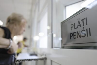 Vestea momentului pentru pensionari! Banii care intră pe card în decembrie. Cine primește 400 de lei în plus