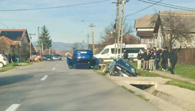 ACUM: Scene de groază pe șosea! O mașină RĂSTURNATĂ, alta în ȘANȚ – accident teribil, martorii sunt în stare de șoc