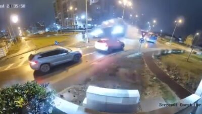 Scene de groază la Oradea! A zburat cu mașina peste rond, ce au găsit pompierii între fiare