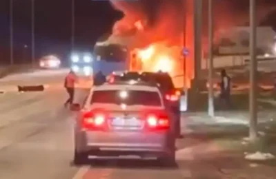 Momente de groază pentru călătorii unui autobuz din Iași care a luat foc în mers