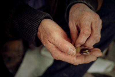Banii intră pe card în 2026! Ce pensionari primesc ajutorul de 800 de lei