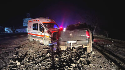 A lăsat medicii în agonie și a fugit! Ambulanță spulberată de un bolid. Ce se întâmplă cu victimele e strigător la cer