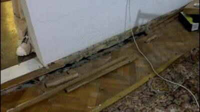 COȘMAR într-un bloc din România! A intrat în casă și podeaua s-a prăbușit în gol. Motivul real e strigător la cer