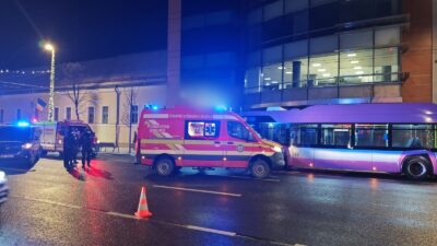 Clipe de groază în Cluj-Napoca. O tânără a ajuns intubată la spital după ce a fost spulberată de un autobuz