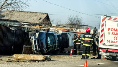 ACUM!  A zburat cu mașina în gardul unei case și s-a răsturnat spectaculos! Accident ȘOCANT în plină stradă