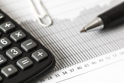 Veste proastă pentru milioane de români! Taxele care explodează de la 1 ianuarie 2026