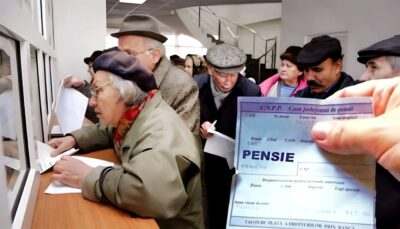 Banii intră pe card pentru acești pensionari. Cine primește 500 de lei în plus la pensie